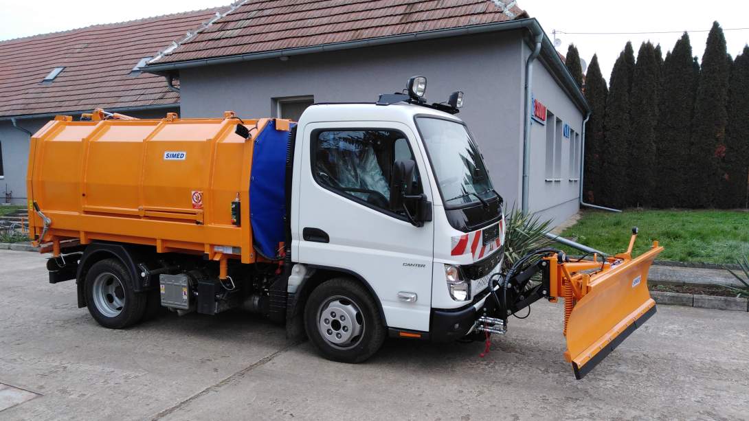 Mitsubishi FUSO so zbernou lisovacou nadstavbou odpadu a so snehovou radlicou