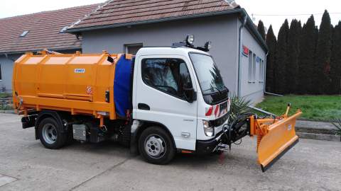 Mitsubishi FUSO so zbernou lisovacou nadstavbou odpadu a so snehovou radlicou